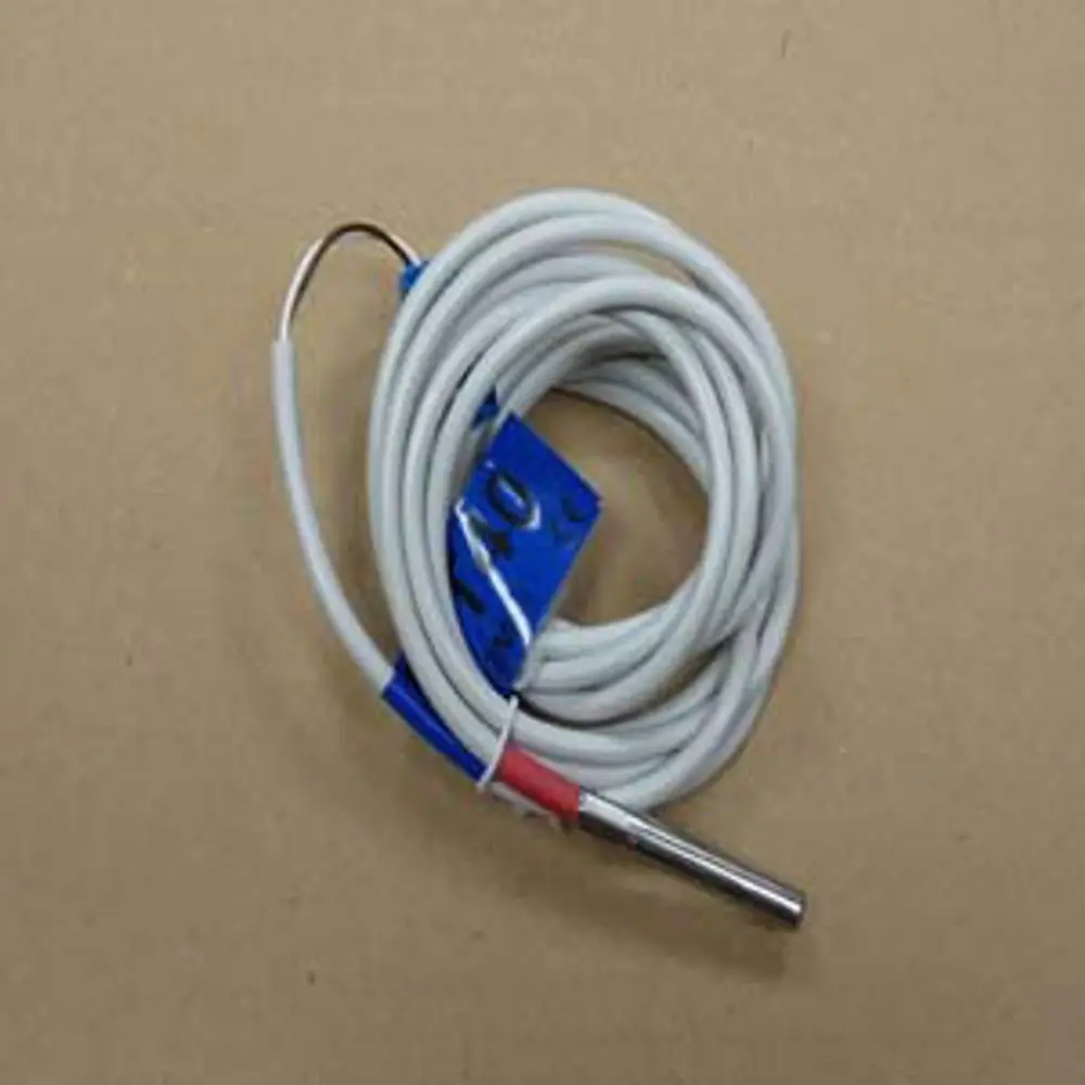 Remeha Speicherfühler mit einem länglichen, metallischen Sensorkopf und angeschlossenen elektrischen Leitungen, auf einem einfarbigen Hintergrund.
